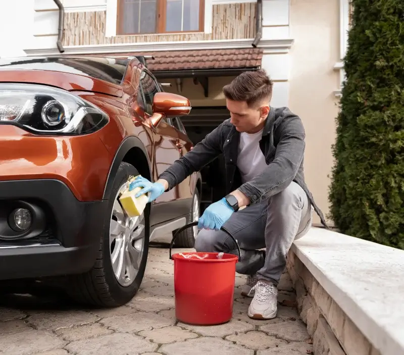 Lavage auto à domicile Ocana : professionnel intervenant sur un véhicule